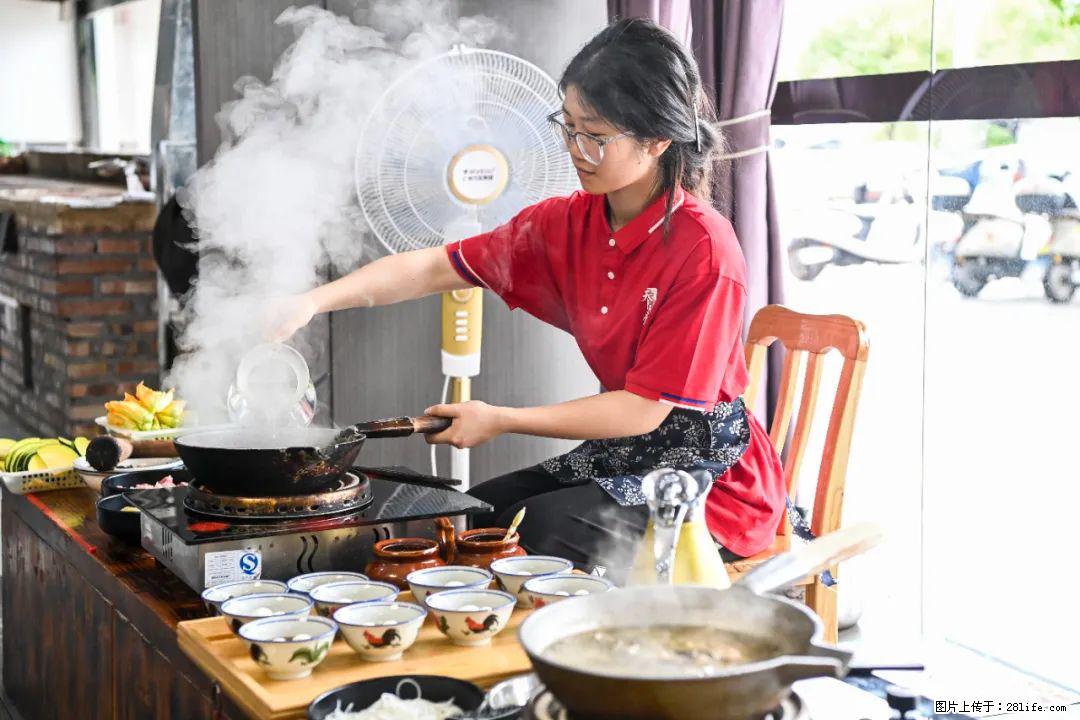 全网追的“扁担女孩”，找了一份暑假工，时薪12元 - 凉山生活资讯 - 凉山28生活网 liangshan.28life.com